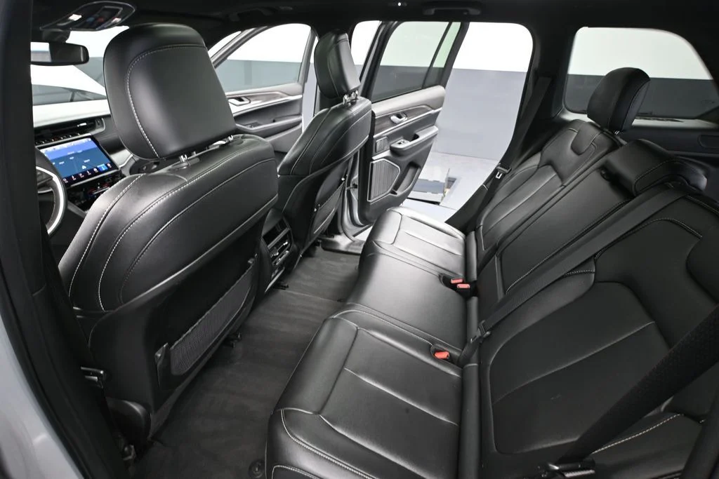 Used 2024 Silver Jeep 4xe image 31