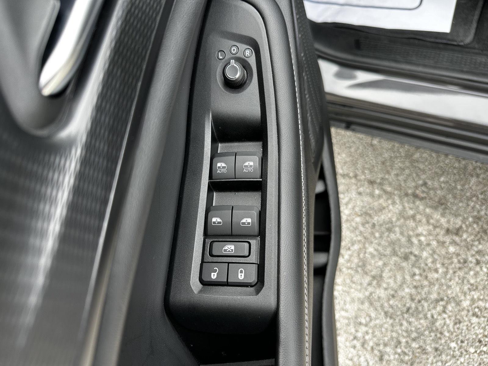 Used 2025 Baltic Gray Metallic Clearcoat Jeep Altitude X image 9
