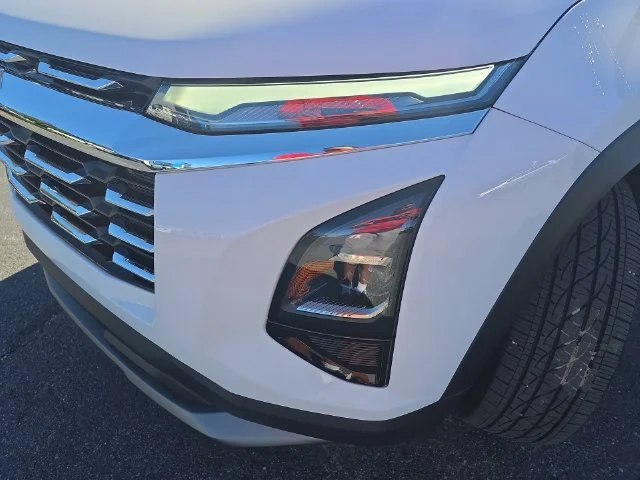 Used 2025 White Chevrolet LT image 32