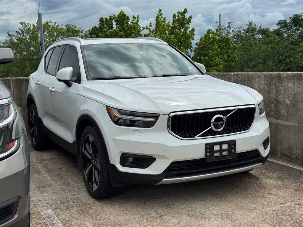 Used 2020 White Volvo Momentum image 1