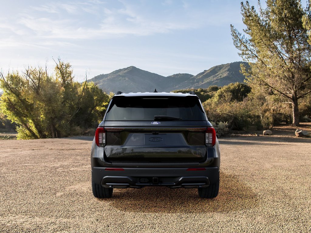 New 2027 Agate Black Metallic Ford ST-Line image 6