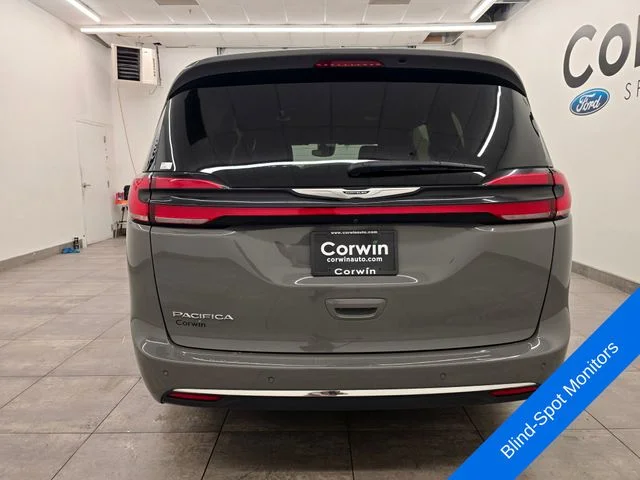 Used 2025 Ceramic Gray Clearcoat Chrysler Select image 4