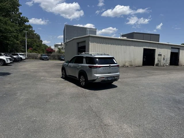 Used 2023 Silver Nissan SL image 7