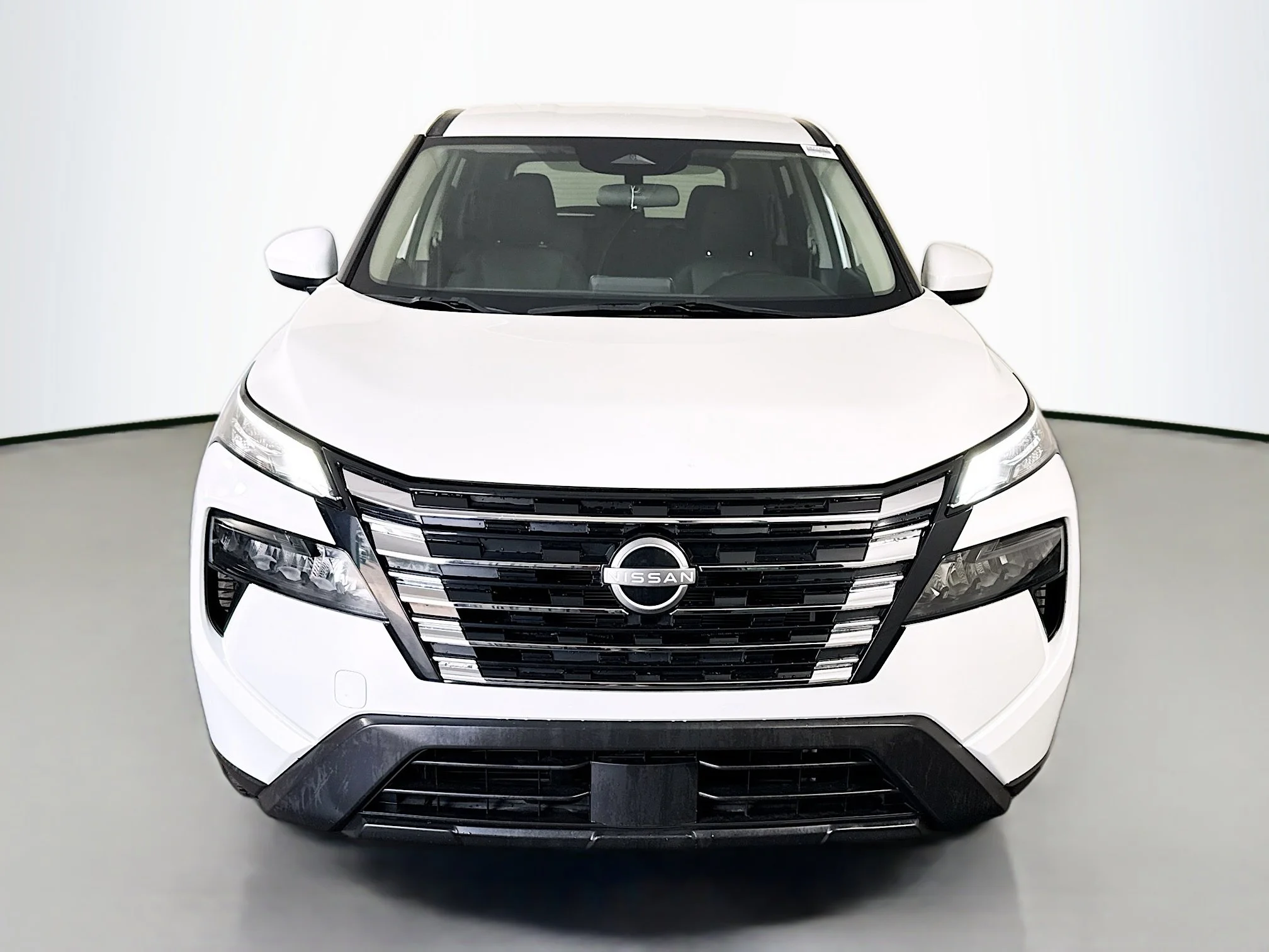 Used 2024 Everest White Pearl Nissan SV image 2