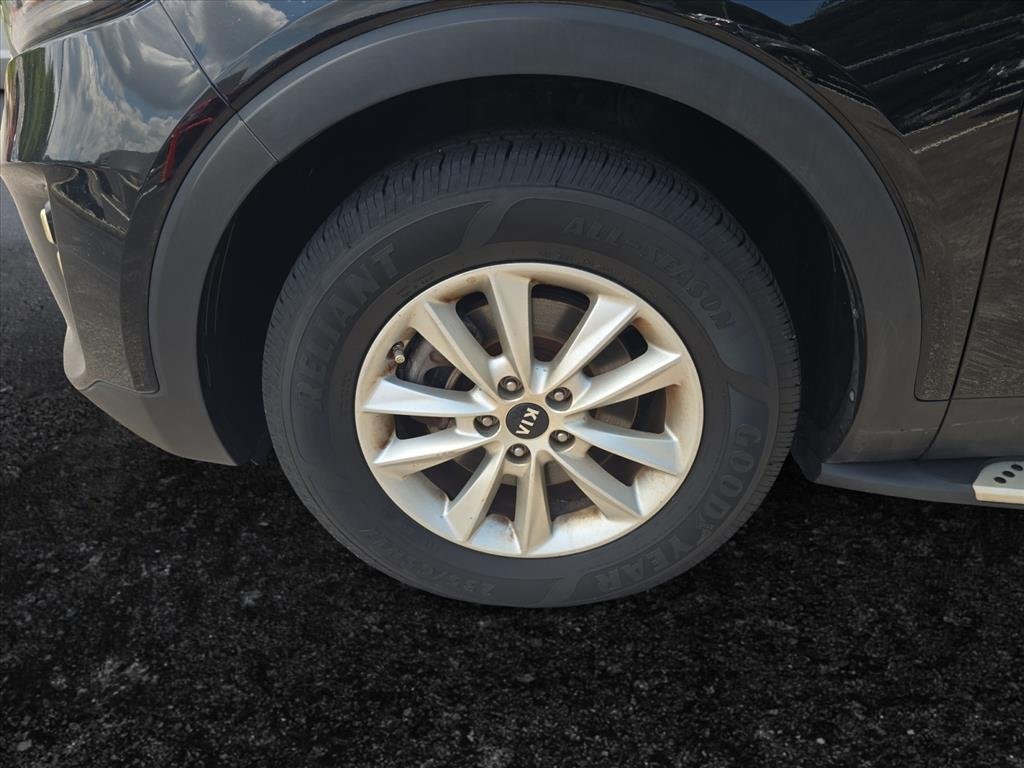 Used 2019 Black Kia L image 9