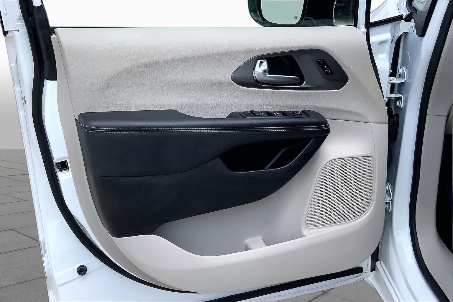 Used 2024 Bright White Clearcoat Chrysler Touring L image 21