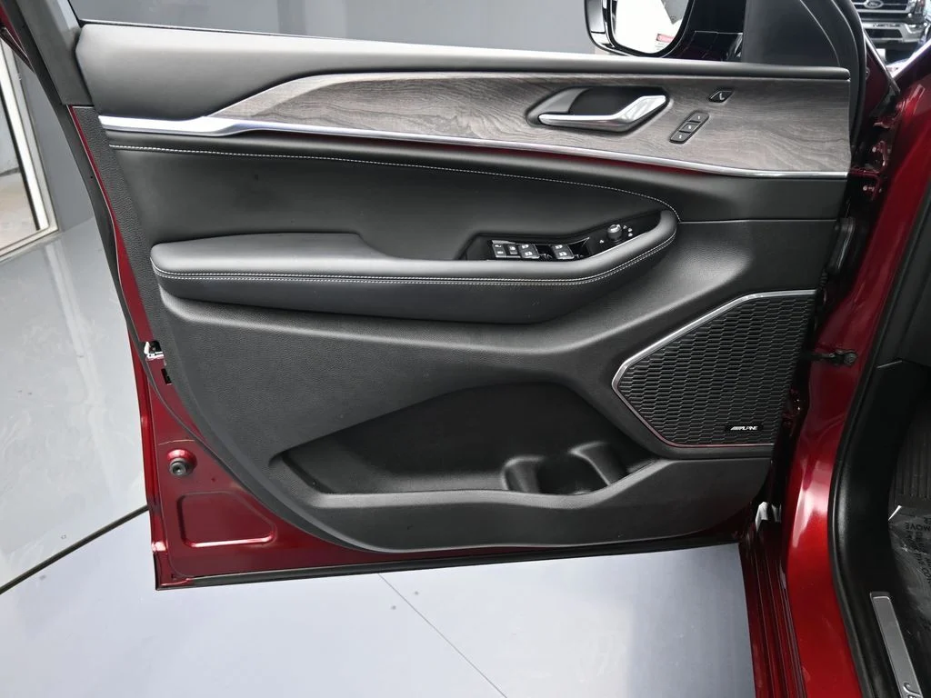 2023 Jeep Grand Cherokee Overland - Photo 13