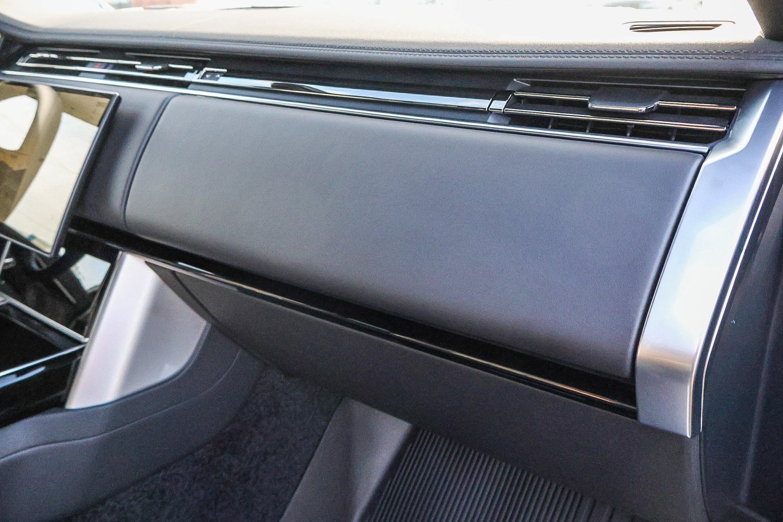 2026 Land Rover Range Rover SE - Photo 18