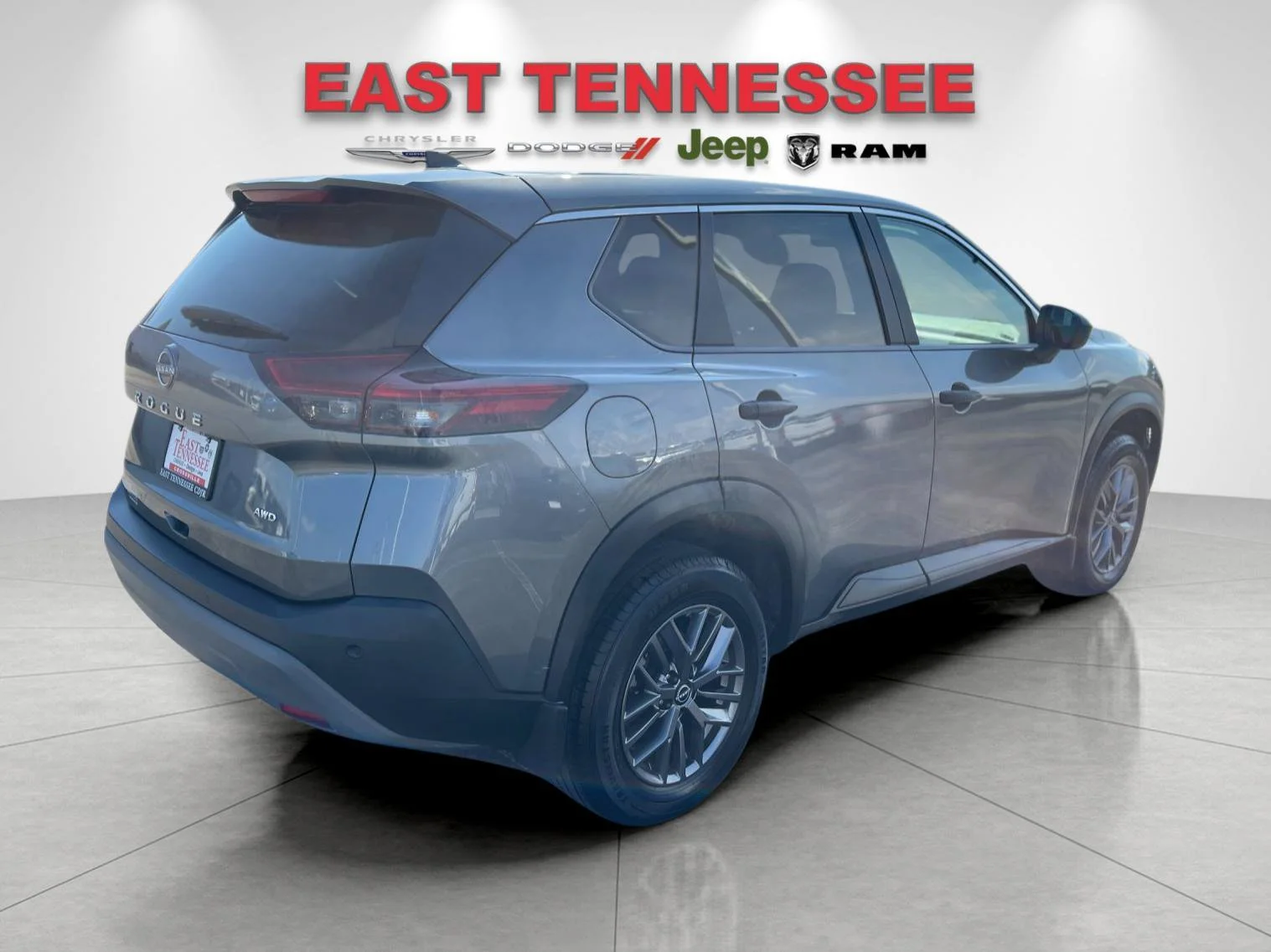 Used 2023 Gray Nissan S image 3