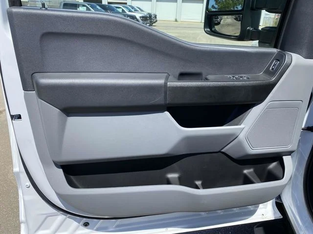 New 2025 Oxford White Ford F-550® XL image 15