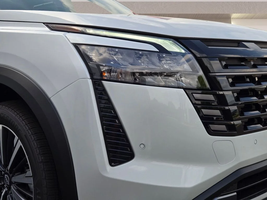 New 2026 Everest White Pearl TriCoat / Super Black Two-tone Nissan Platinum image 2