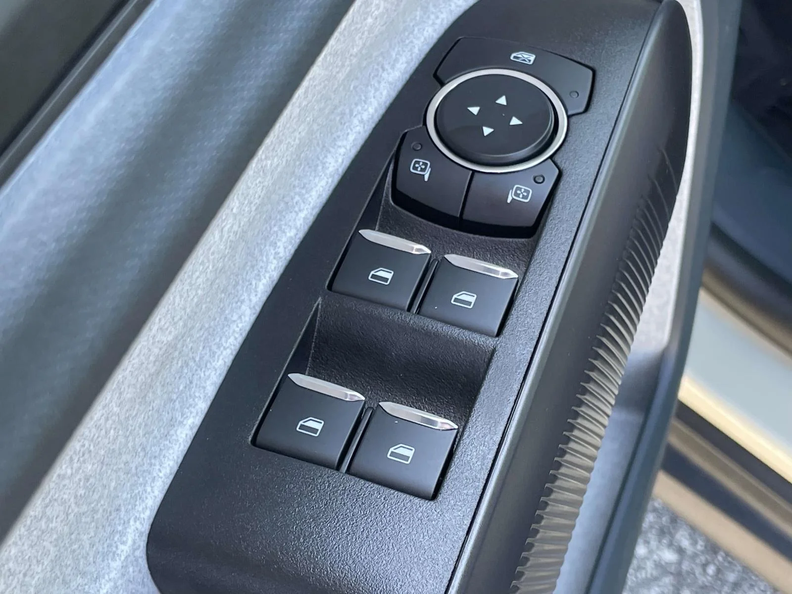 Used 2025 Desert Sand Ford XLT image 6