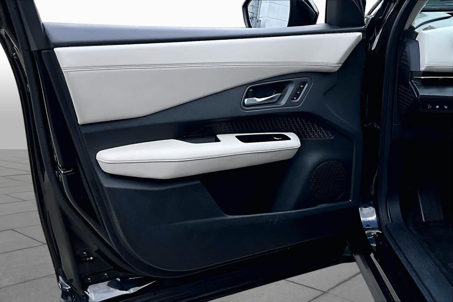 Used 2023 Black Diamond Pearl Nissan ENGAGE image 21