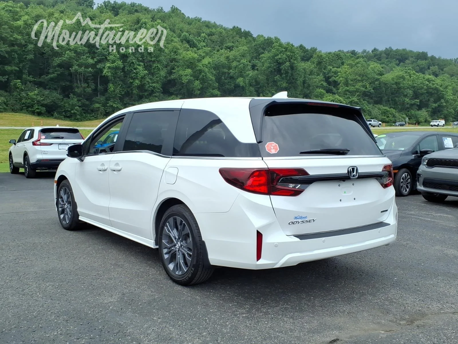 Used 2025 Platinum White Pearl Honda Touring image 5