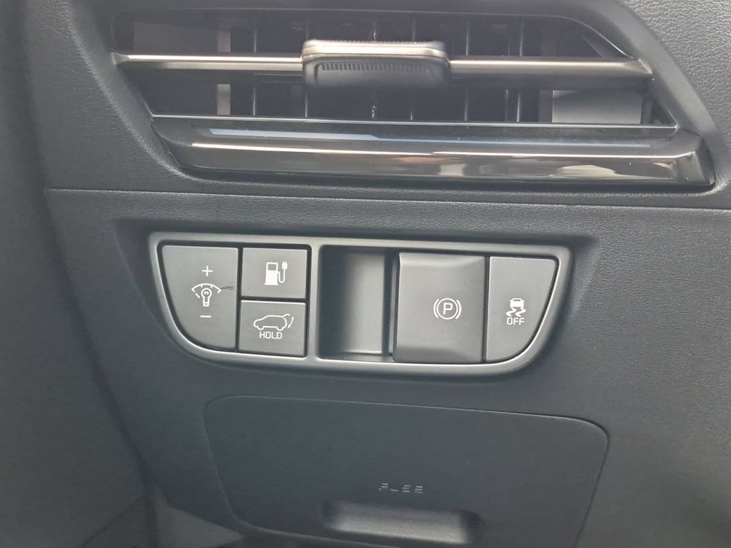 New 2026 Glacial White Pearl / Black Ro Kia GT-LINE image 18