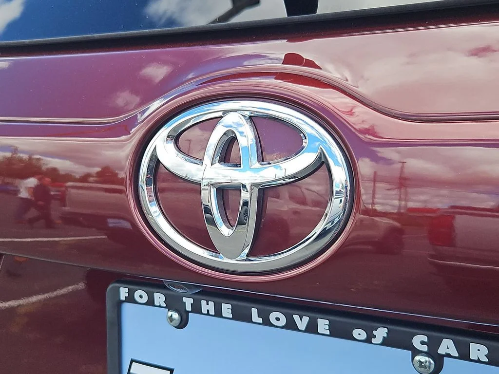 Used 2019 Salsa Red Pearl Toyota XLE image 25
