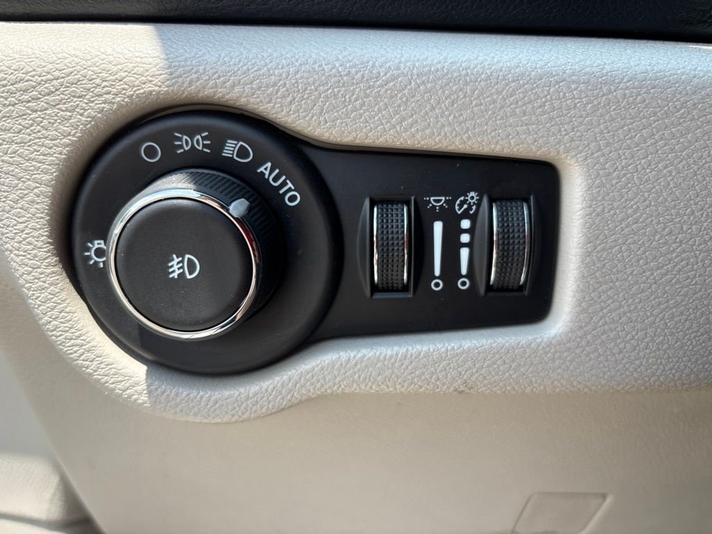 Used 2024 Silver Chrysler Touring L image 23