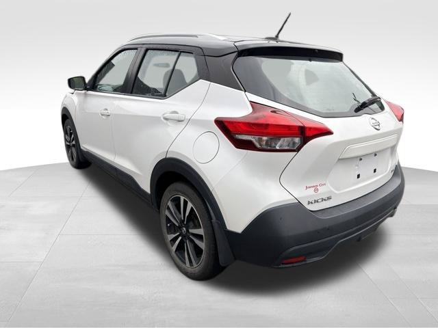 Used 2018 Aspen White / Super Black Nissan SV image 5
