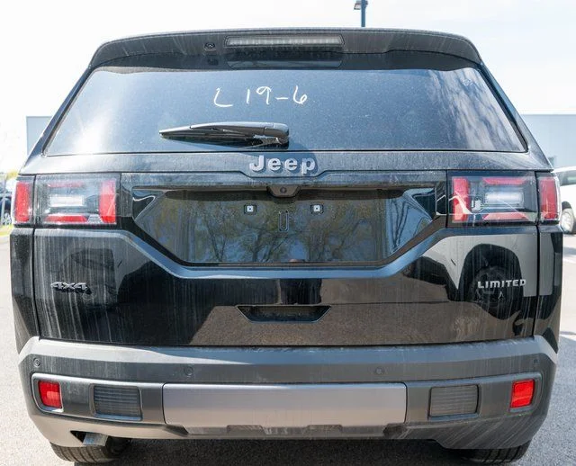 New 2026 Diamond Black Crystal Pearl-Coat Exterior Paint Jeep Limited image 6