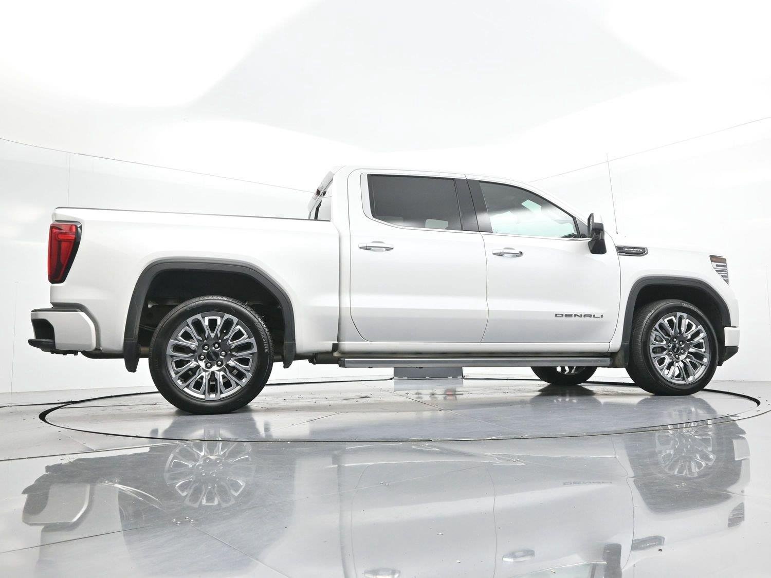 Used 2025 White Frost Tricoat GMC Denali Ultimate image 54