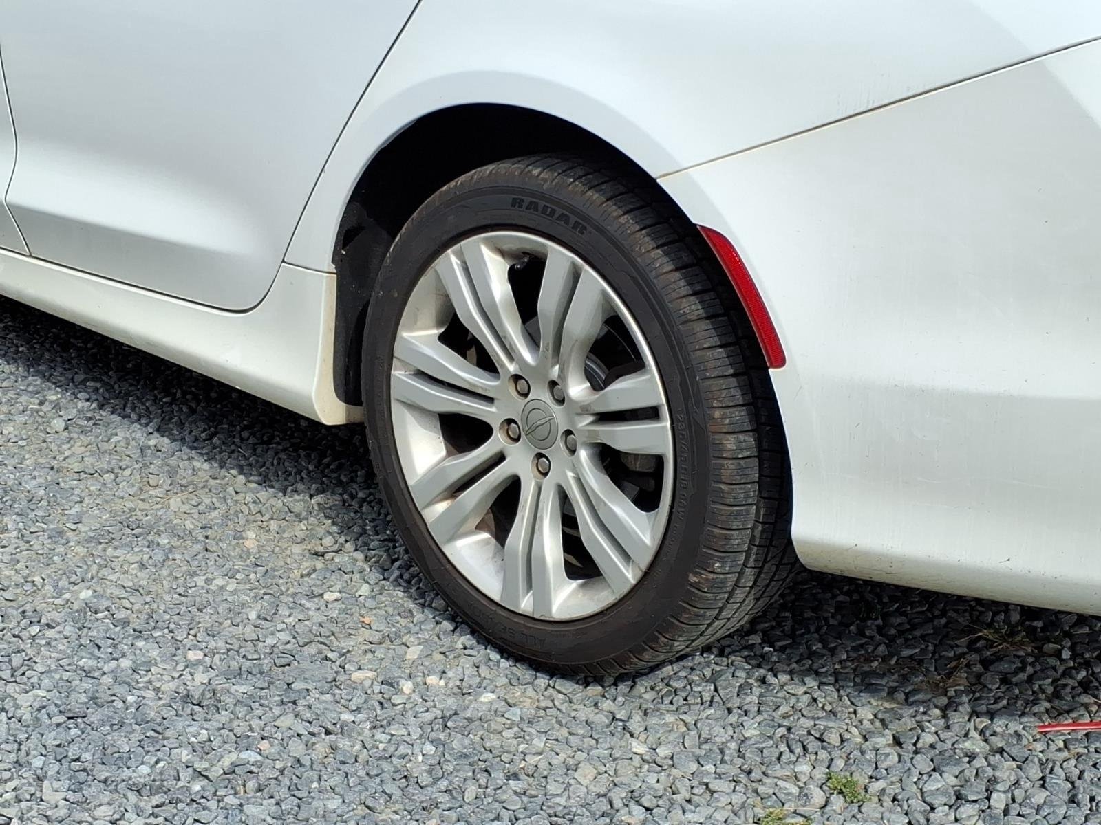 Used 2015 Bright White Clearcoat Chrysler Limited image 14