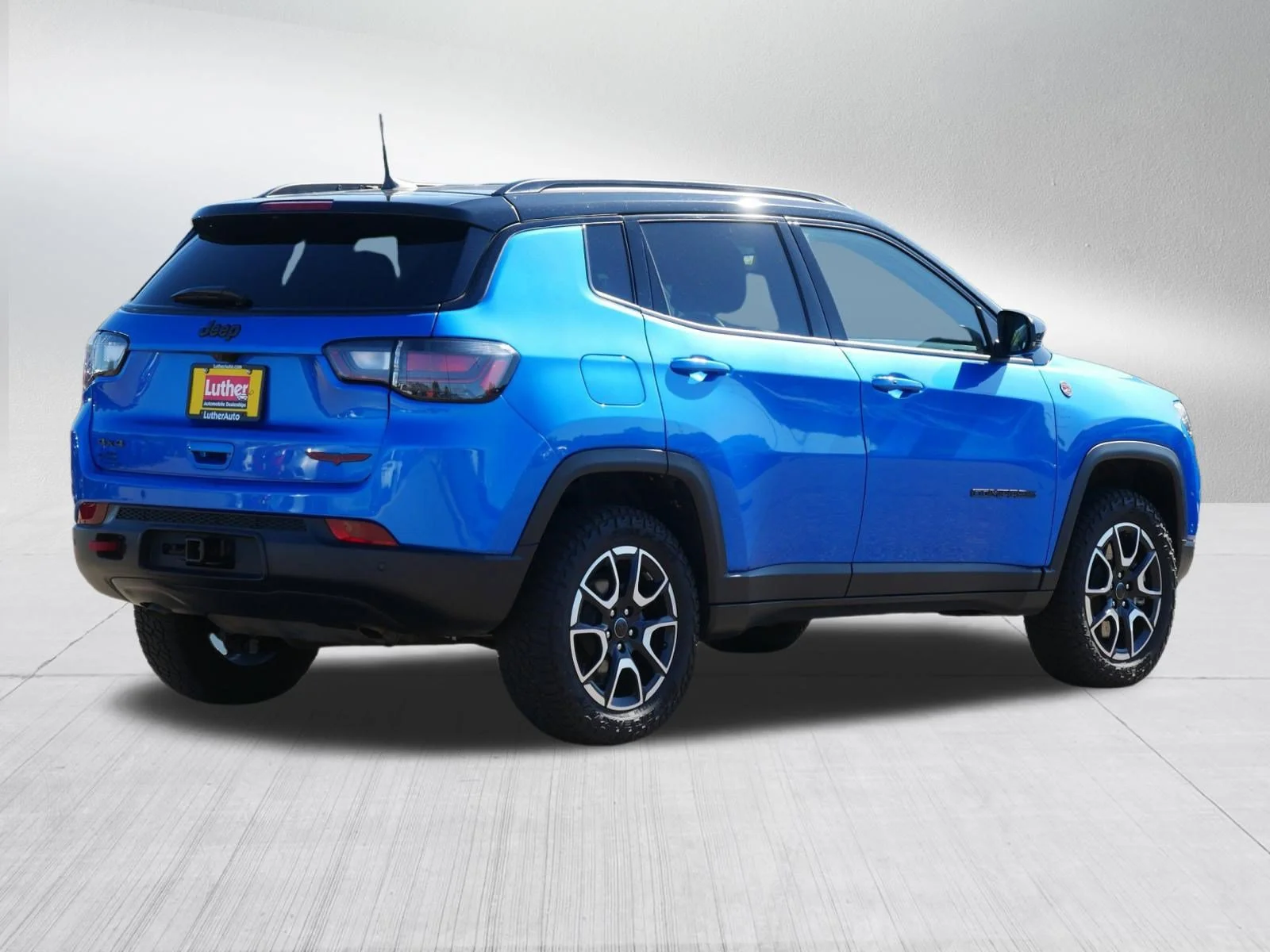 Used 2025 Hydro Blue Pearlcoat Jeep Trailhawk image 7