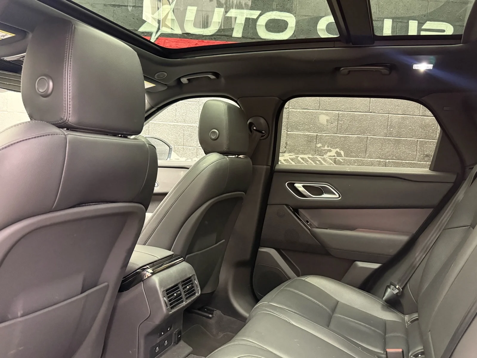 Used 2025 Fuji White (1aa) Land Rover P250 Dynamic SE image 27