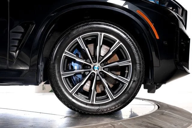 Used 2025 Black Sapphire Metallic BMW M60i image 16