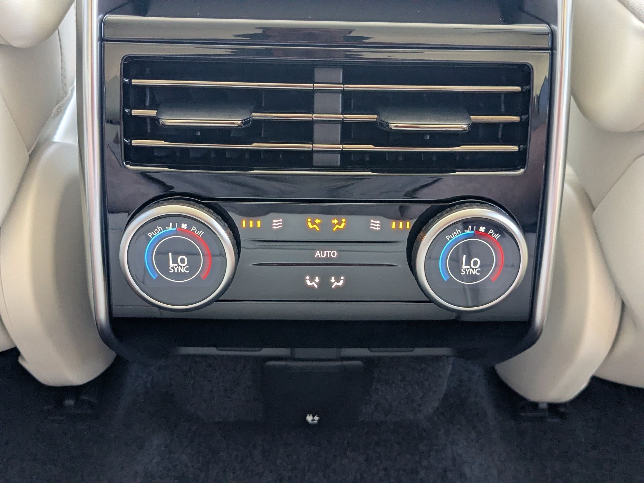 New 2026 Ostuni Pearl White Land Rover P530 SE image 29