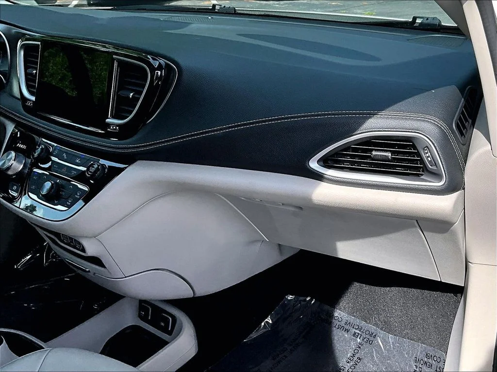Used 2021 Bright White Clearcoat Chrysler Touring L image 13