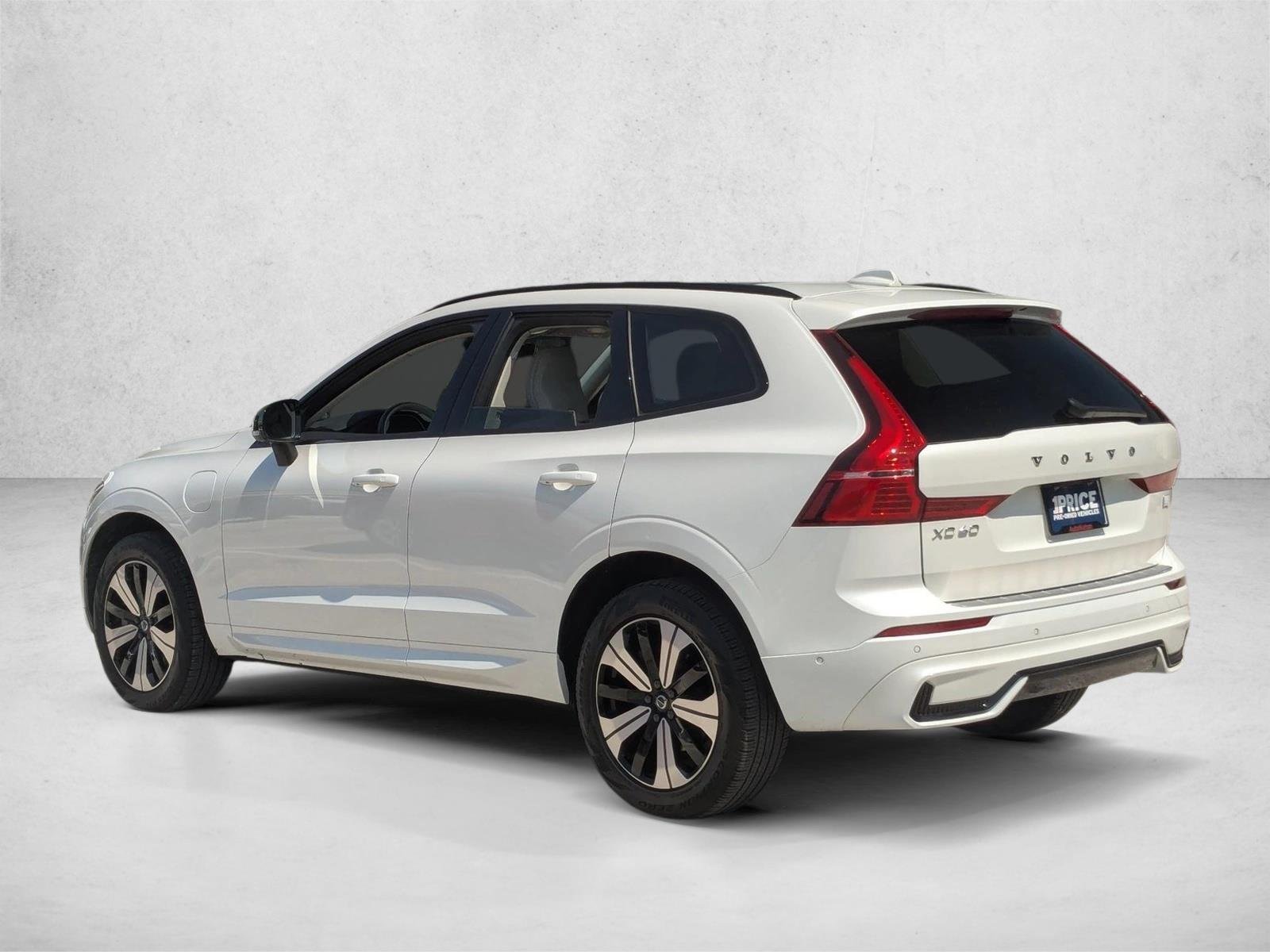 Used 2024 Crystal White Metallic Volvo Plus Dark Theme image 8