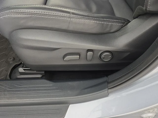 Used 2022 Ice Silver Metallic Subaru Limited image 17