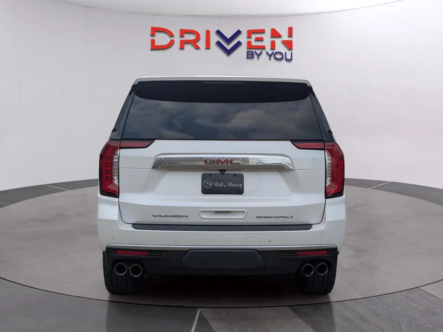 Used 2022 White Frost Tricoat GMC Denali image 4