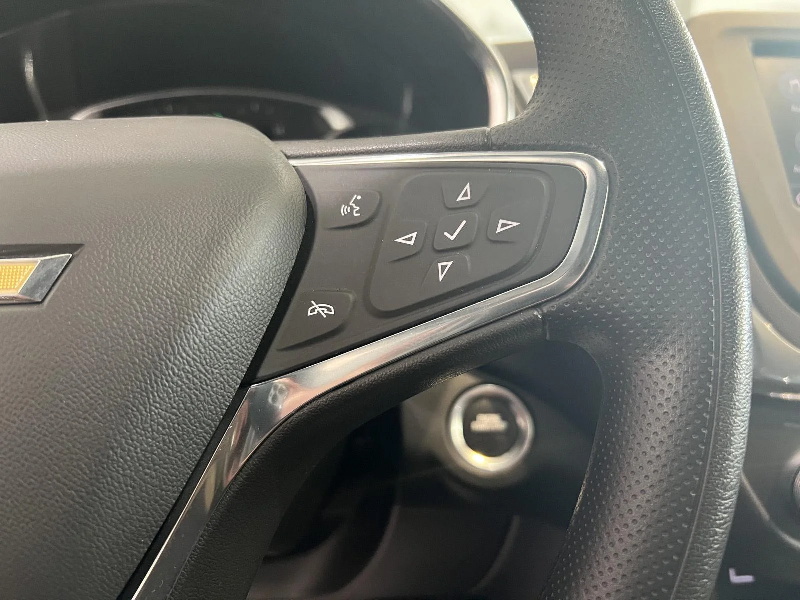 Used 2023 SUMMIT WHITE Chevrolet LT image 21