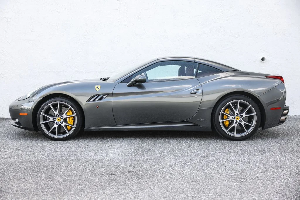 Used 2010 Silver Ferrari Base image 15