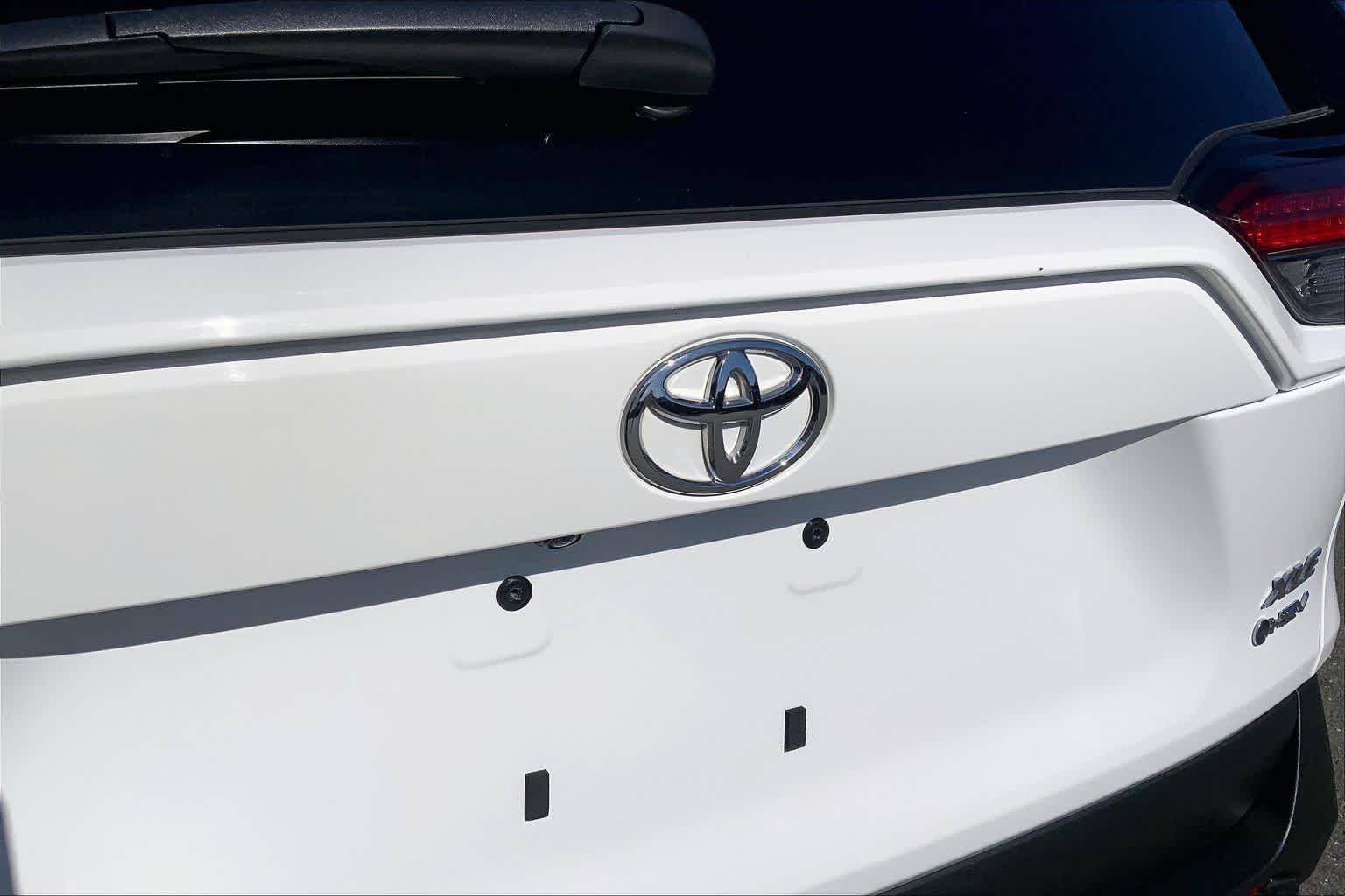 Used 2025 Ice Cap Toyota Hybrid XLE image 10