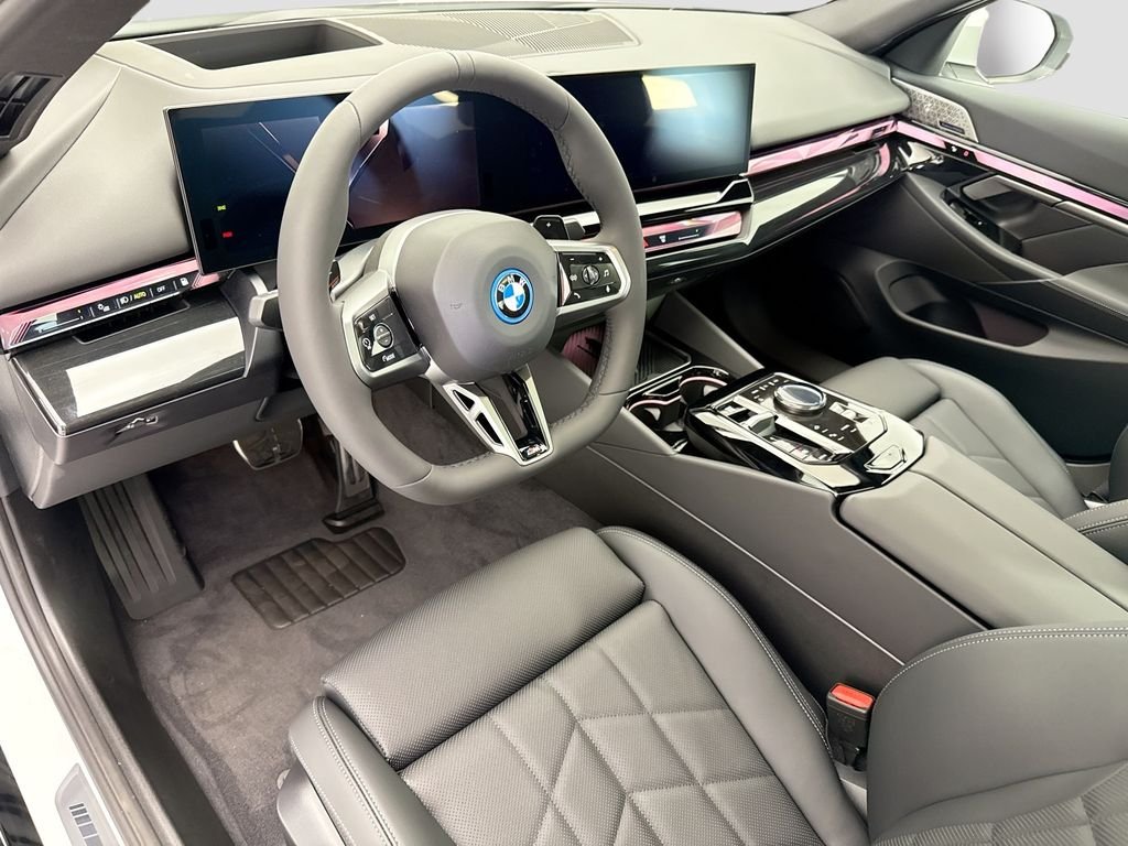 New 2027 White Metallic BMW 550e xDrive image 9