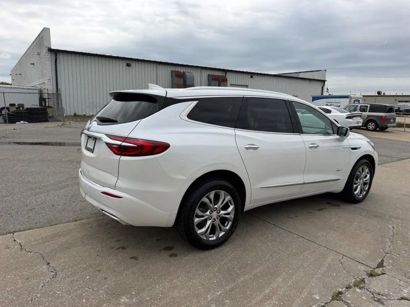 Used 2021 WHITE FROST TRICOAT Buick Avenir image 3