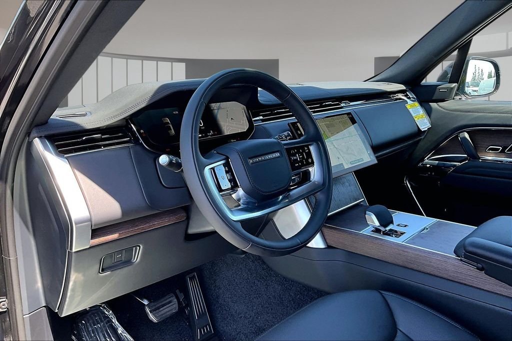 New 2026 SANTORINI BLACK Land Rover SE image 7
