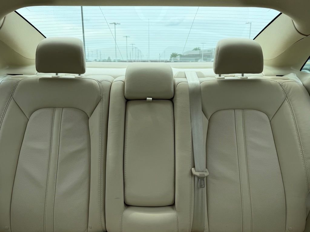 Used 2014 White Lincoln Base image 15