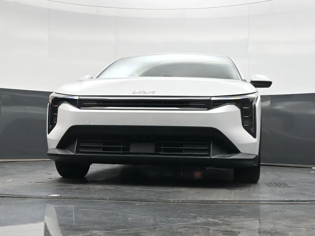 Used 2025 White Kia LXS image 39
