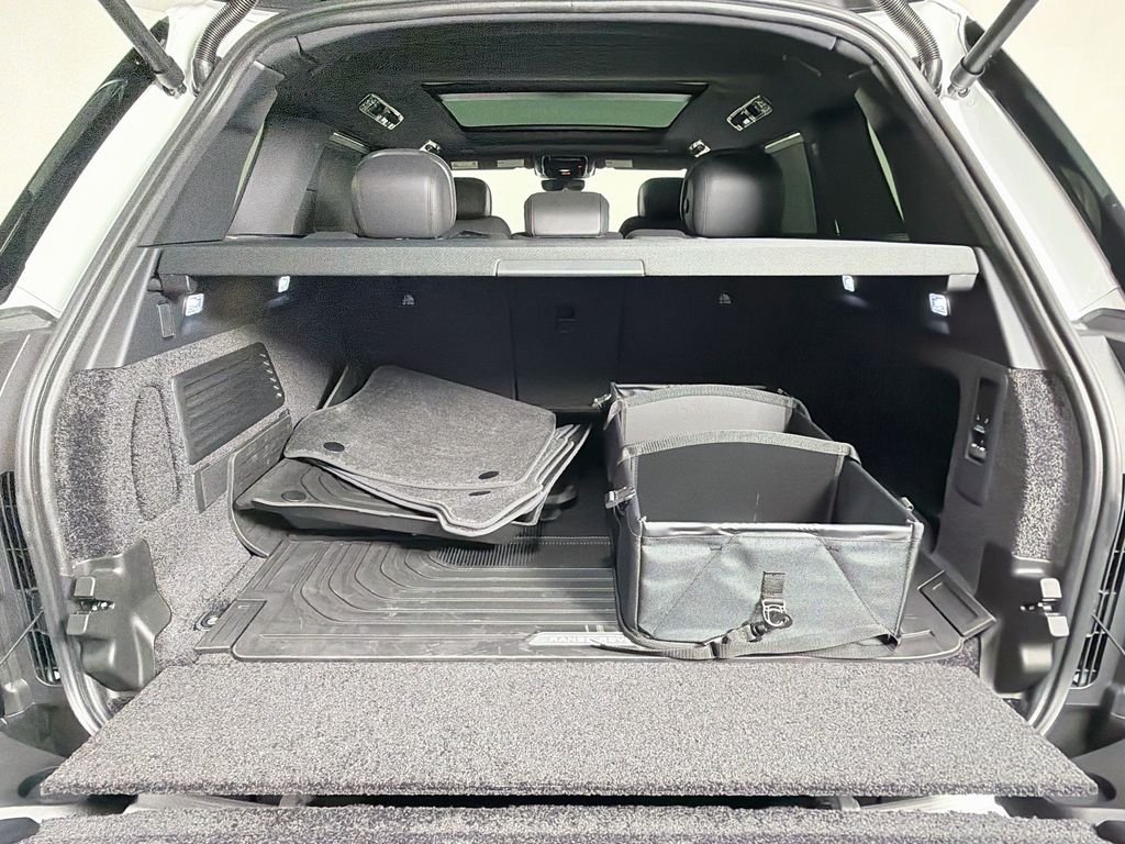 New 2026 Fuji White Land Rover SE image 28