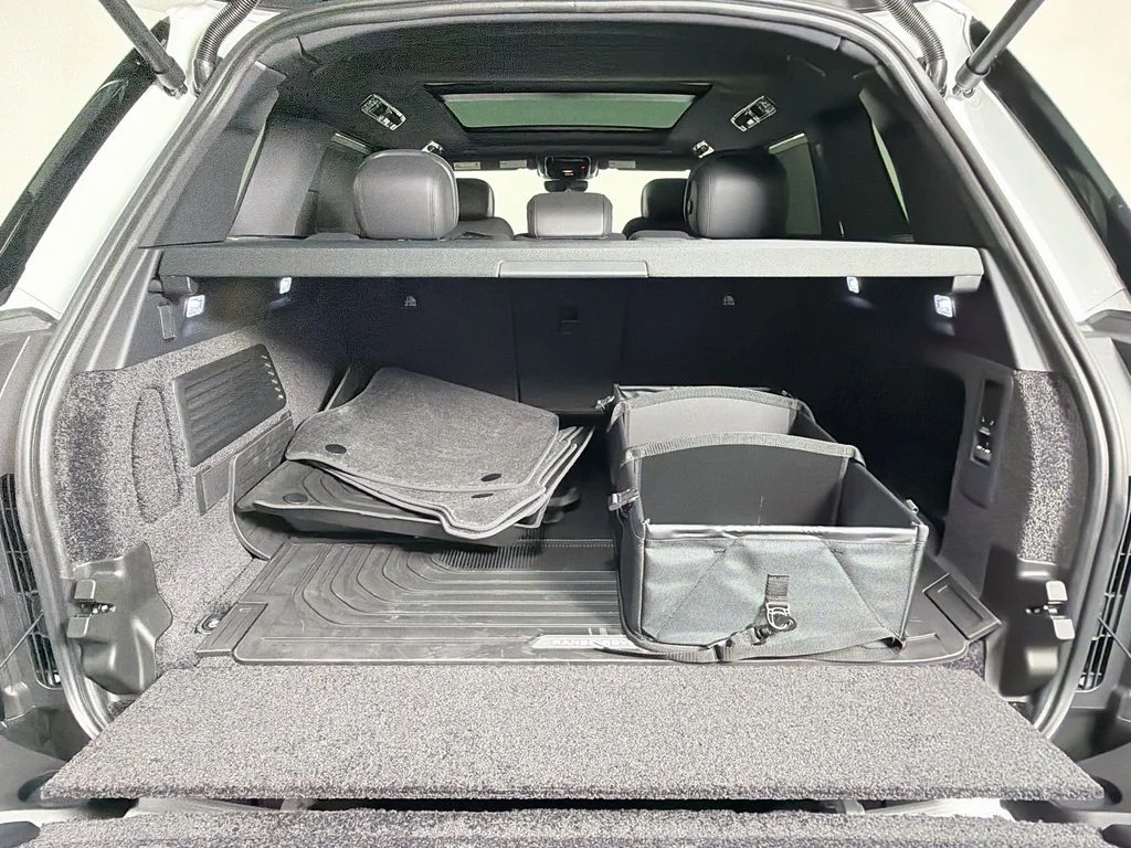 New 2026 Fuji White Land Rover SE image 28