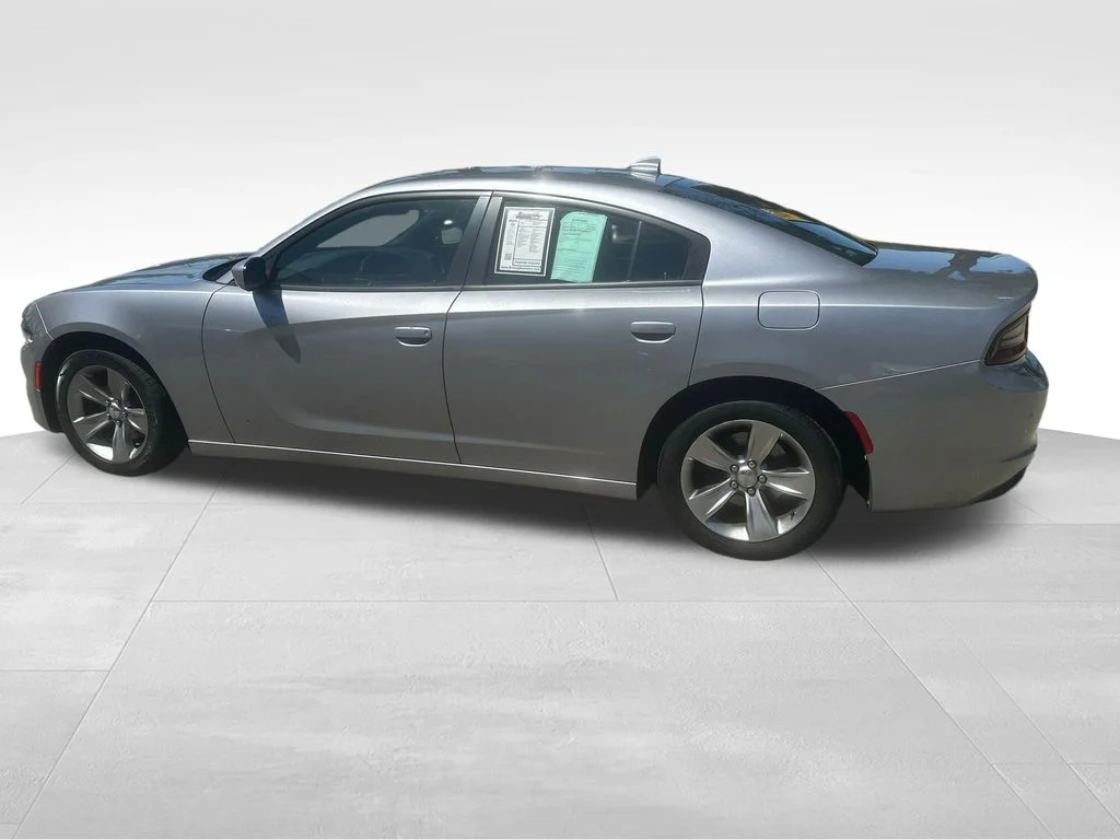 Used 2018 Silver Dodge V6 image 8
