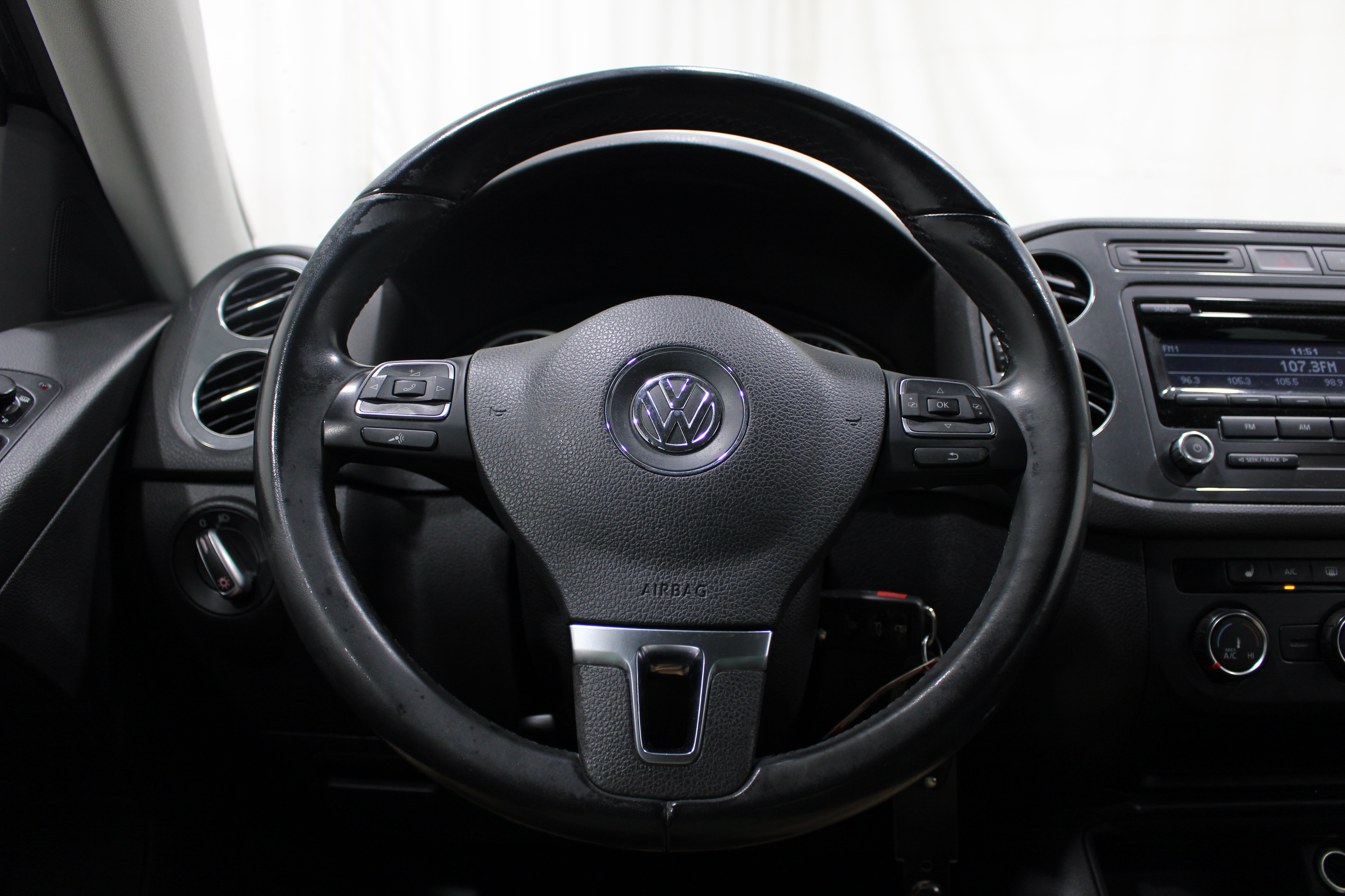 Used 2014 Deep Black Pearl Volkswagen SE image 10
