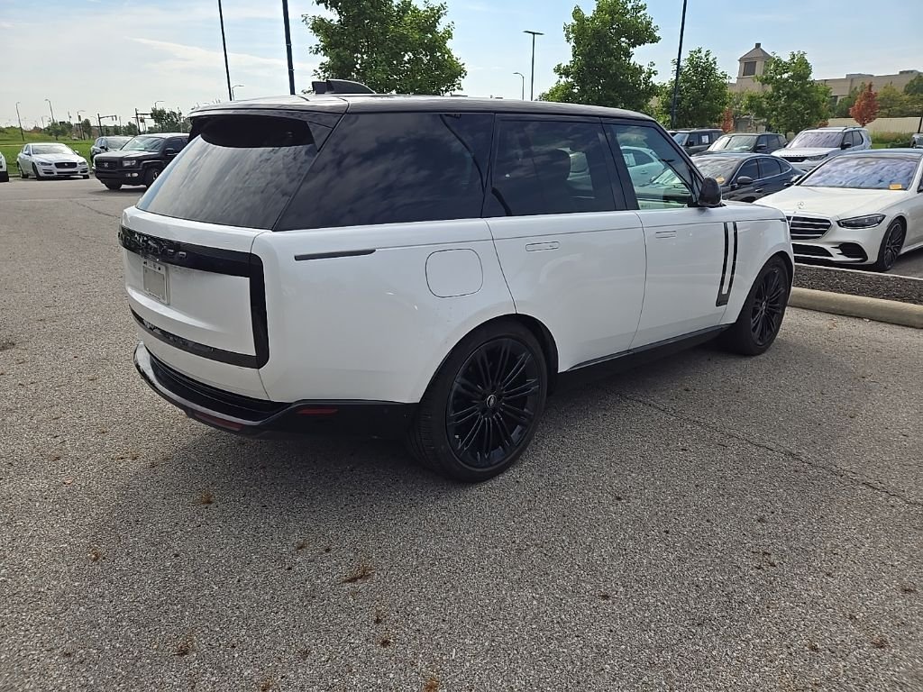 Used 2024 Icy White SV Bespoke Special Effect Gloss Land Rover Autobiography image 5