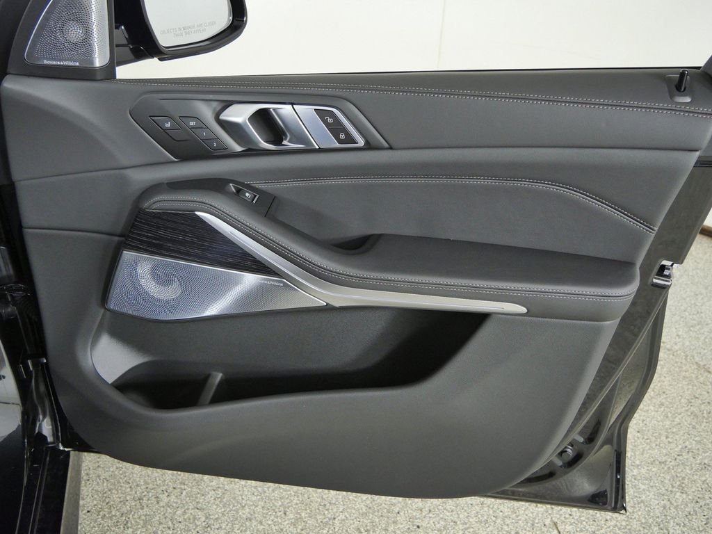 New 2026 Black Sapphire Metallic BMW M60i image 19