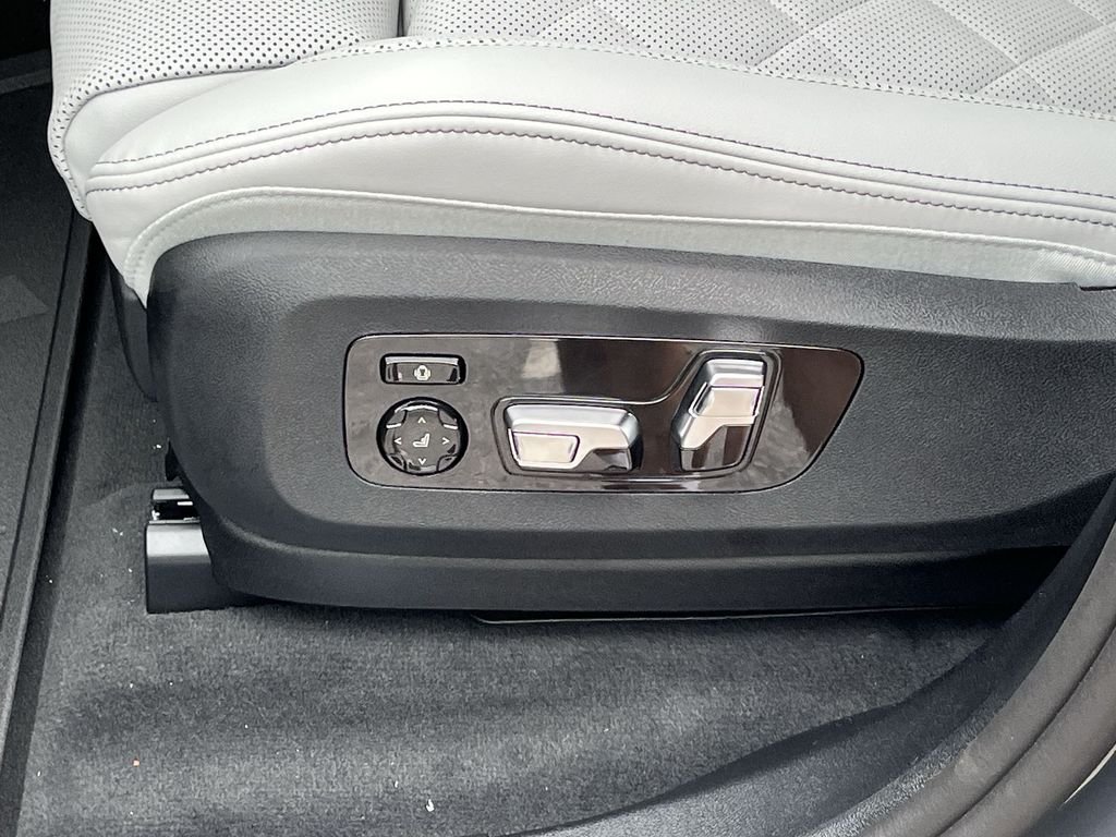 Used 2026 Gray Metallic BMW xDrive40i image 12