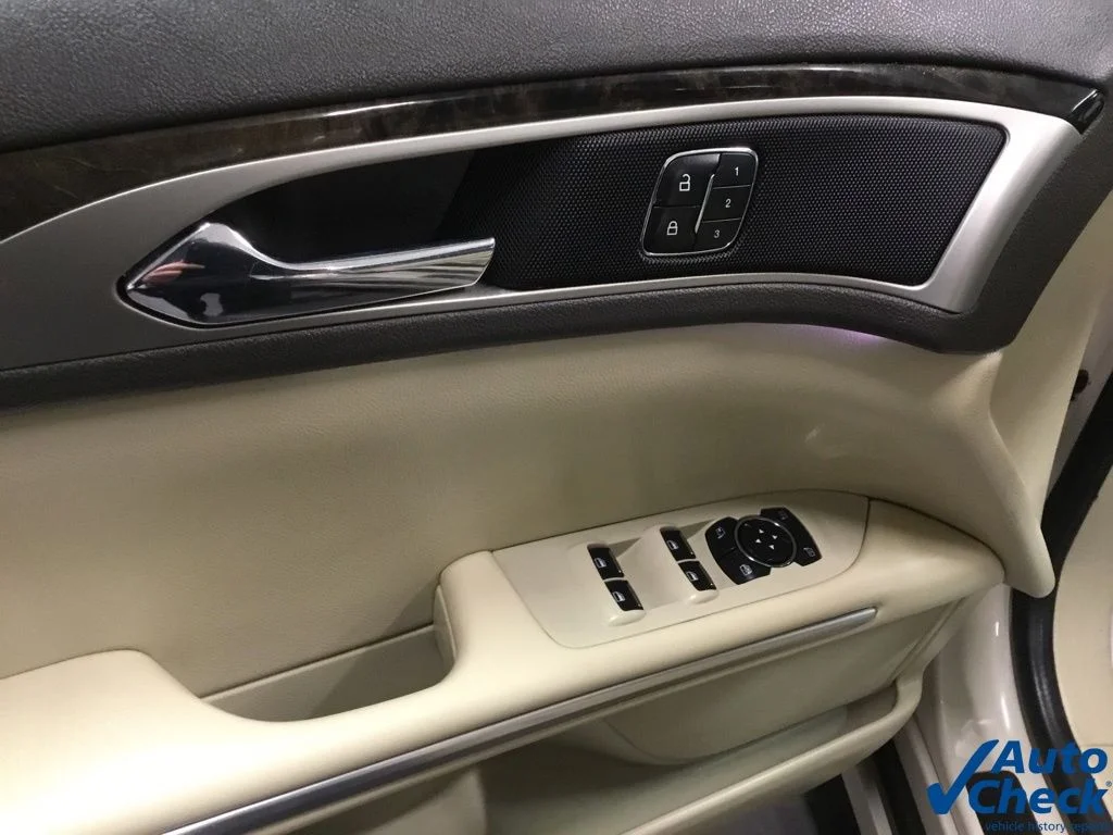 Used 2015 Silver Lincoln Base image 22