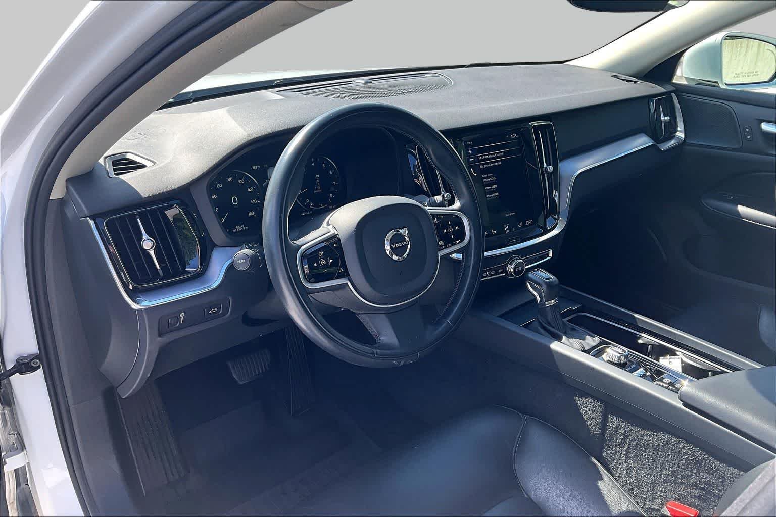Used 2020 Crystal White Pearl Metallic Volvo Momentum image 18